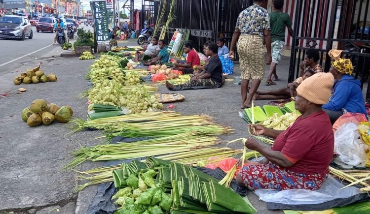 H-3 Idul Fitri 1444 H, Mama-mama Mimika Wee Mulai Jajakan Ketupat