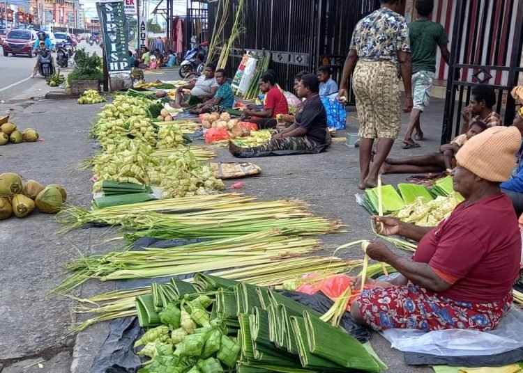 H-3 Idul Fitri 1444 H, Mama-mama Mimika Wee Mulai Jajakan Ketupat
