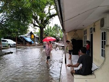 Tidak Ada Drainase, Rumah Warga RT 10 Kelurahan Inauga Terendam Air