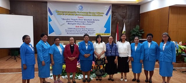 Hendritte W. Tandiyono, SE., MM, Asisten 3 Setda Mimika, Dorince Mehue, SE foto bersama perwakilan Badan Pemberdayaan Perempuan Perlindungan Anak dan KB foto bersama pengurus DPD PWKI Papua.