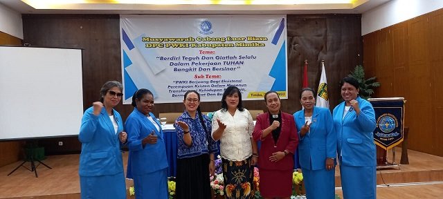 Hendriette W. Tandiyono, SE., MM, Asisten 3 Setda Mimika, perwakilan Badan Pemberdayaan Perempuan Perlindungan Anak dan KB Mimika, Pdt Dewi Iriani Tuasela foto bersama Pengurus DPD PWKI Papua.