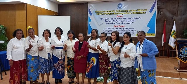 Hendriette W. Tandiyono, SE. MM, Pdt Dewi Iriani Tuasela foto bersama peserta Muscablub PWKI Mimika.