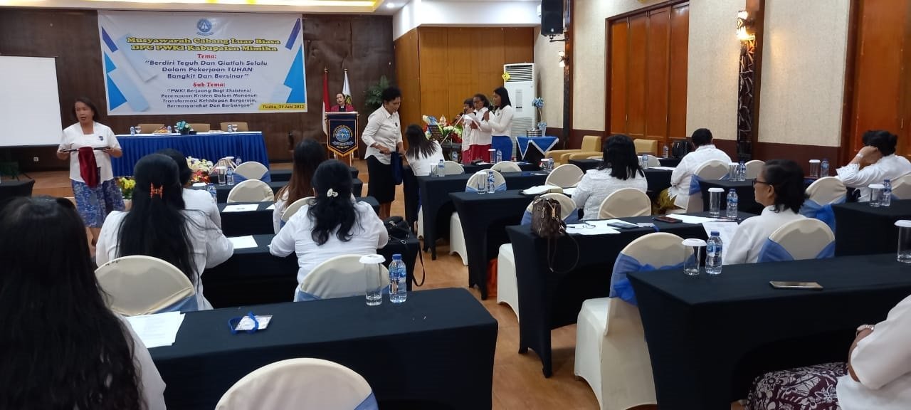 Dua orang ibu mengedarkan tempat persembahan dalam ibadah syukur yang dipimpin Pdt Dewi Iriani Tuasela.