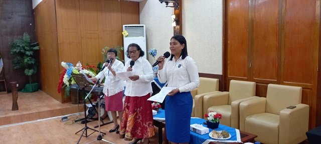 Tiga orang ibu menyanyi lagu puji-pujian dalam ibadah syukur bersama mengawali Muscablub.