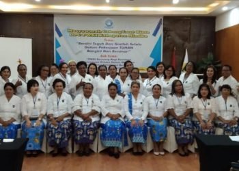 Ketua DPC PWKI Mimika terpilih Maryana Joice Eveline Hamadi, Hendritte Tandiyono, Asisten 3 Setda Mimika foto bersama Ketua DPD PWKI Papua Dorince Mehue dan peserta Muscablub usai kegiatan.