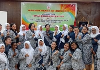 Para bidan ranting empat foto bersama