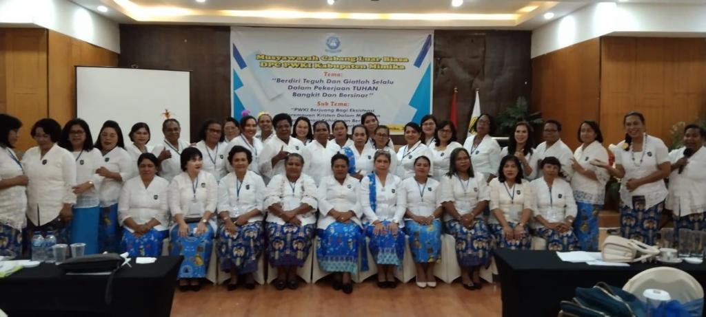 Ketua DPC PWKI Mimika terpilih Maryana Joice Eveline Hamadi, Hendritte Tandiyono, Asisten 3 Setda Mimika foto bersama Ketua DPD PWKI Papua Dorince Mehue dan peserta Muscablub usai kegiatan.