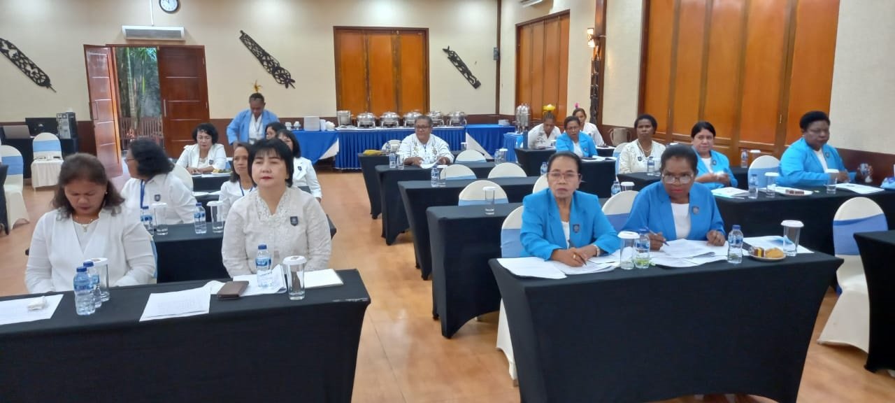 Pengurus DPD PWKI dan peserta Muscablub mengikuti acara pembukaan.