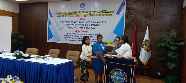 Hendriette W. Tandiyono, SE., MM, Asisten 3 Setda Mimika, Dorince Mehue, SE bersama perwakilan Badan Pemberdayaan Perempuan Perlindungan Anak dan KB Mimika menabuh tifa bersama-sama membuka Muscablub.