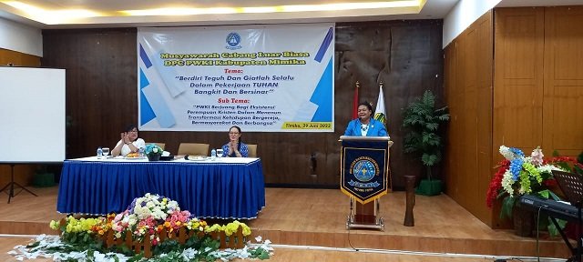 Dorince Mehe, Ketua PWKI Papua menyampaikan sambutan.