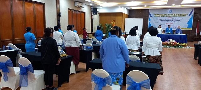 Peserta Muscablub menyanyi Mars PWKI.