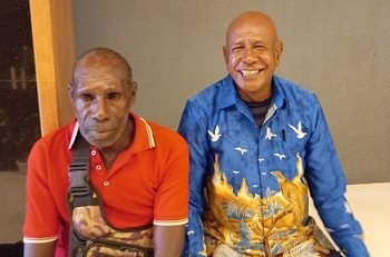 Efraim Sari, Kepala Distrik Mimika Barat Jauh foto bersama Petrus Kamuti, Kepala Kampung Aindua. (Foto : Redaksi/Koranpapua.id)
