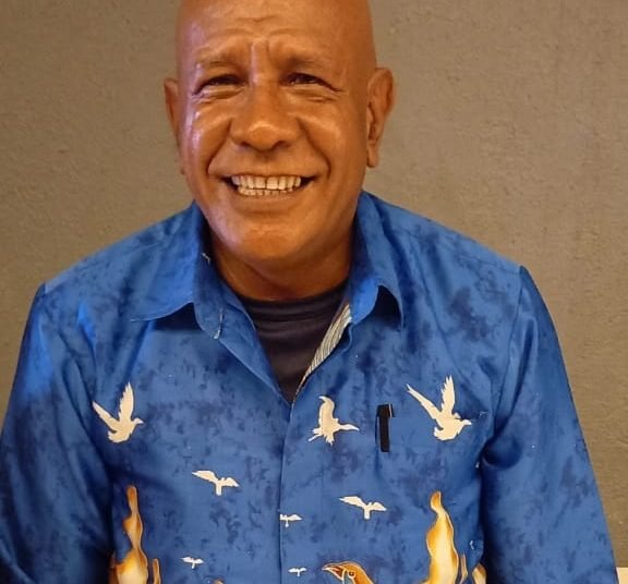 Efraim Saria, Kepala Distrik Mimika Barat Jauh. (Foto : Redaksi/Koranpapua.id)