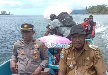 Ipda Muh. Yani, Kapolsek Mimika Barat Jauh bersama Efraim Saria, Kepala Distrik Mimika Barat Jauh melakukan monitoring ke lima kampung menggunakan jasa transportasi masyarakat. (Foto : Ist./Koranpapua.id)