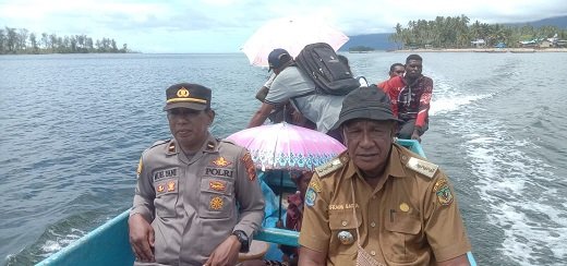 Ipda Muh. Yani, Kapolsek Mimika Barat Jauh bersama Efraim Saria, Kepala Distrik Mimika Barat Jauh melakukan monitoring ke lima kampung menggunakan jasa transportasi masyarakat. (Foto : Ist./Koranpapua.id)