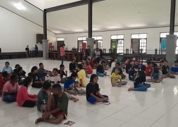 Peserta Camping Rohani Misdinar Katedral Tiga Raja mendengarkan Materi pada Rabu, 28 Juni 2023(Foto:Redaksi/Koranpapua.id)