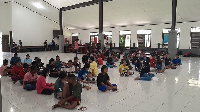 Peserta Camping Rohani Misdinar Katedral Tiga Raja mendengarkan Materi pada Rabu, 28 Juni 2023(Foto:Redaksi/Koranpapua.id)