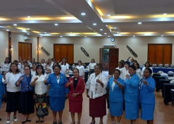 Hendritte W. Tandiono, Asisten 3 Setda Mimika foto bersama ibu-ibu PWKI usai acara pembukaan di Grand Tembaga Hotel, Kamis 29 Juni 2023. (Redaksi/Koranpapua.id)
