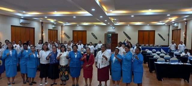 Hendritte W. Tandiono, Asisten 3 Setda Mimika foto bersama ibu-ibu PWKI usai acara pembukaan di Grand Tembaga Hotel, Kamis 29 Juni 2023. (Redaksi/Koranpapua.id)