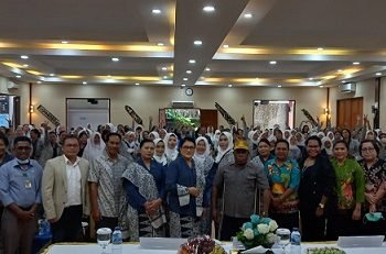 Pj. Sekda Mimika Petrus Yumte mewakili Pj. Bupati Mimika Valentinus Sudarjanto Sumito didampingi Ketua IBI Cabang Mimika Levina W. Tandiyono foto bersama para undangan dan ratuan bidan usai acara pembukaan di Grand Tembaga Hotel, Sabtu 24 Juni 2023. ( Foto : Redaksi/Koranpapua.id)