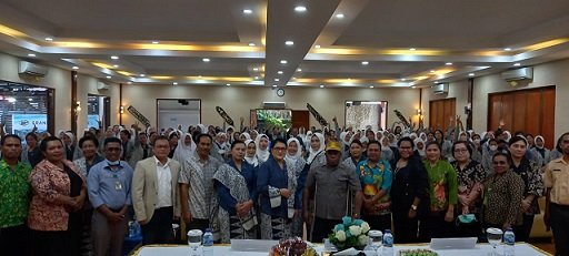 Pj. Sekda Mimika Petrus Yumte mewakili Pj. Bupati Mimika Valentinus Sudarjanto Sumito didampingi Ketua IBI Cabang Mimika Levina W. Tandiyono foto bersama para undangan dan ratuan bidan usai acara pembukaan di Grand Tembaga Hotel, Sabtu 24 Juni 2023. ( Foto : Redaksi/Koranpapua.id)