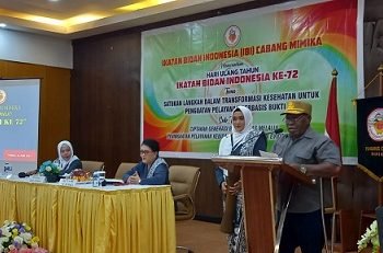 Pj. Sekda Mimika Petrus Yumte membacakan sambutan Pj. Bupati Mimika Valentinus Sudarjanto Sumito pada acara HUT IBI ke 72 di Grand Tembaga Hotel, Sabtu 24 Juni 2023. (Foto : Redaksi/Koranpapua.id)