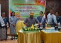 Pj. Sekda Mimika Petrus Yumte memotong tumpeng Ultah IBI ke 72 didampingi Ketua IBI Mimika Levina W. Tandiyono dan para bidan di Grenda Tembaga Hotel, Sabtu 24 Juni 2023. (Foto : Redaksi/Koranpapua.id)