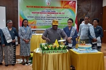 Pj. Sekda Mimika Petrus Yumte memotong tumpeng Ultah IBI ke 72 didampingi Ketua IBI Mimika Levina W. Tandiyono dan para bidan di Grenda Tembaga Hotel, Sabtu 24 Juni 2023. (Foto : Redaksi/Koranpapua.id)