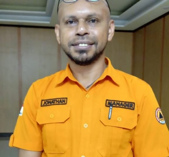 Jonatan Koerowoa, Manajer Pusat Pengendalian Operasional Penanggulangan Bencana (PusdalopsPB) Papua. (Foto: Redaksi/Koranpapua.id)