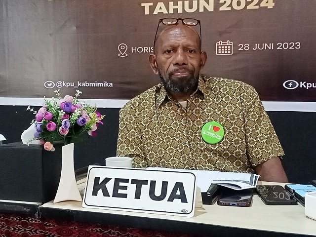 Plt Ketua KPU Mimika, Lourens Manipko. (Foto : Ist./Koranpapua.id)