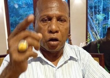 Marianus Maknaepeku, Tokoh Masyarakat Kamoro memberkkan keterangan kepada Koranpapua.id, Jumat 9 Juni 2023. (Foto: Redaksi/ Koranpapua.id)