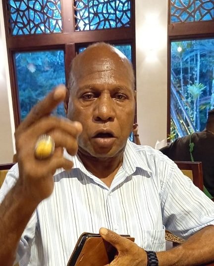 Marianus Maknaepeku, Tokoh Masyarakat Kamoro memberkkan keterangan kepada Koranpapua.id, Jumat 9 Juni 2023. (Foto: Redaksi/ Koranpapua.id)