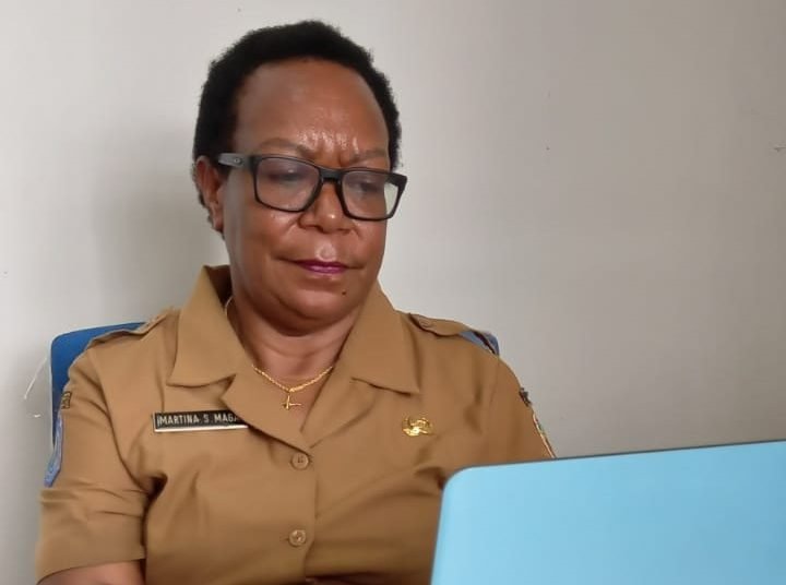 Martina S. Magai, Kabid Pelayanan Kesehatan Dinkes Mimika. (Foto : Redaksi/Koranpapua.id)