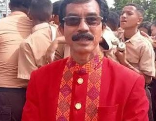 Mathius Sedan, S.Pd, Kepsek SMPN 2 Mimika. (Foto : Ist./Koranpapua.id)