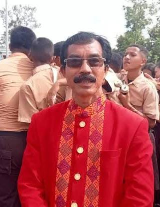 Mathius Sedan, S.Pd, Kepsek SMPN 2 Mimika. (Foto : Ist./Koranpapua.id)