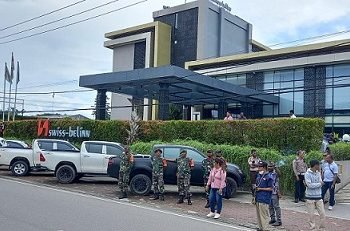 Aparat TNI Polri melakukan penjagaan di depan Hotel Swiss Belinn, Senin 25 Juni 2023. (Foto : Redaksi/Koranpapua.id)