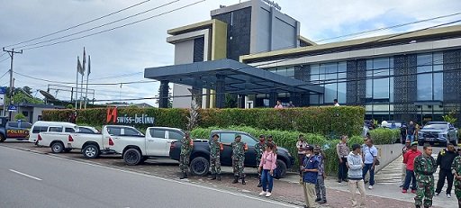 Aparat TNI Polri melakukan penjagaan di depan Hotel Swiss Belinn, Senin 25 Juni 2023. (Foto : Redaksi/Koranpapua.id)