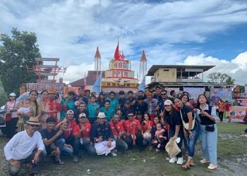 Panitia dan peserta Persekutuan Pemuda Toraja Mimika (PPTM) foto bersama usai kegiatan. (Foto : Ist./Koranpapua.id)