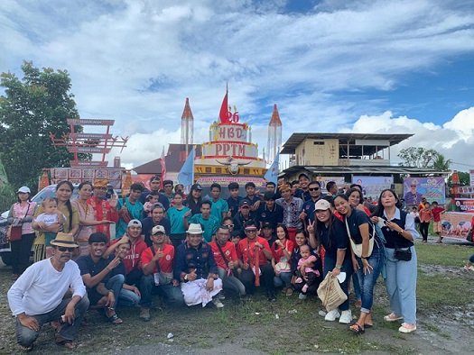 Panitia dan peserta Persekutuan Pemuda Toraja Mimika (PPTM) foto bersama usai kegiatan. (Foto : Ist./Koranpapua.id)