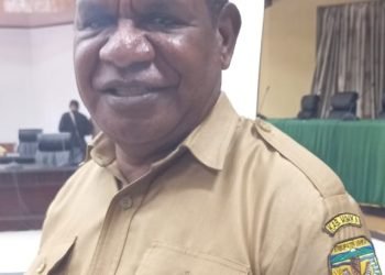 Paulus Yanengga, Kepala Disnakertrans Mimika. (Foto : Redaksi/Koranpapua.id)