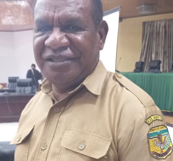 Paulus Yanengga, Kepala Disnakertrans Mimika. (Foto : Redaksi/Koranpapua.id)