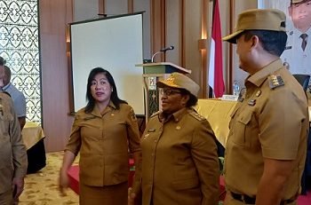 Plh Asisten 2 Setda Mimika Petrus Lewa Koten, Asisten 3 Setda Mimika Hendritte Tandiyono mendampingi Pj. Gubernur Papua Tengah Ribka Haluk dan Pj. Bupati Mimika Valentinus Sudarjanto Sumito di sela-sela usai rapat di Swiss Belinn, Senin 25 Juni 2023. (Foto : Redaksi/Koranpapua.id)