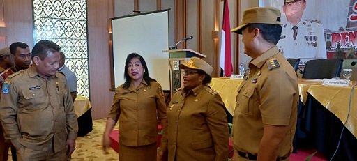 Plh Asisten 2 Setda Mimika Petrus Lewa Koten, Asisten 3 Setda Mimika Hendritte Tandiyono mendampingi Pj. Gubernur Papua Tengah Ribka Haluk dan Pj. Bupati Mimika Valentinus Sudarjanto Sumito di sela-sela usai rapat di Swiss Belinn, Senin 25 Juni 2023. (Foto : Redaksi/Koranpapua.id)