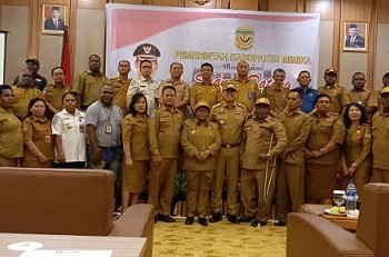 Pj. Gubernur Papua Tengah Ribka Haluk, Pj. Bupati Mimika Valentinus Sudarjanto Sumito, Pj. Sekda Mimika Petrus Yumte foto bersama para Asisten dan pimpinan OPD Mimika usai rapat tertutup di Swiss Belinn, 25 Juni 2023. (Foto : Redaksi/Koranpapua.id)