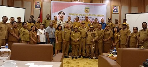 Pj. Gubernur Papua Tengah Ribka Haluk, Pj. Bupati Mimika Valentinus Sudarjanto Sumito, Pj. Sekda Mimika Petrus Yumte foto bersama para Asisten dan pimpinan OPD Mimika usai rapat tertutup di Swiss Belinn, 25 Juni 2023. (Foto : Redaksi/Koranpapua.id)