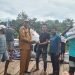 Koordinator lapangan (Korlap) Bulog dari Kantor Pos Cabang Mimika serahkan beras secara simbolis kepala Efraim Saria, Kadistrik Mimika Barat Jauh di Pomako yang selanjutnya oleh staf distrik serahkan kepada kepala kampung masing-masing untuk dibagikan kepada masyarakat. (Foto : Ist./Koranpapua.id)