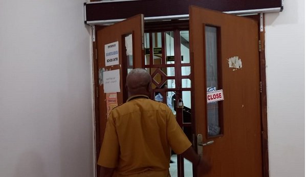 Marsel Mameyau, Sekretaris Dinas Kesehatan Kabupaten Mimika membuka pintu menunjukan pintu yang sudah digemboknya kepada Koranpapua.id, Senin 19 Juni 2023. (Foto : Redaksi/Koranpapua.id)