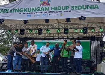 Gesang Setyadi, Vice President Enviromental/Sustainable Development PT Freeport Indonesia, Septinus Timang, Staf Ahli Bidang Politik Hukum dan HAM Mimika, Maximus Tipagau selaku tokoh muda Mimika bersama menabuh tifa bersama-sama menutup Expo Hari Lingkungan Hidup Sedunia, Minggu 18 Juni 2023. (Foto : Redaksi/Koranpapua.id)