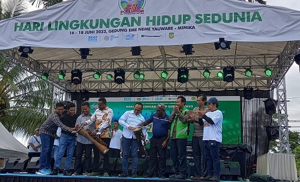 Gesang Setyadi, Vice President Enviromental/Sustainable Development PT Freeport Indonesia, Septinus Timang, Staf Ahli Bidang Politik Hukum dan HAM Mimika, Maximus Tipagau selaku tokoh muda Mimika bersama menabuh tifa bersama-sama menutup Expo Hari Lingkungan Hidup Sedunia, Minggu 18 Juni 2023. (Foto : Redaksi/Koranpapua.id)