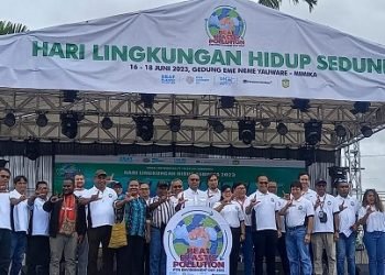 Direktur PTFI Claus Wamafma didampingi jajaran PTFI dan Hendriette W. Tandiono, Asisten 3 Setda Mimika foto bersama sambil memperagakan salam bumi usai membuka Hari Lingkungan Hidup Sedunia di Graha Eme Neme Yauware, Jumat 16 Juni 2023. (Foto : Redaksi/Koranpapua.id)